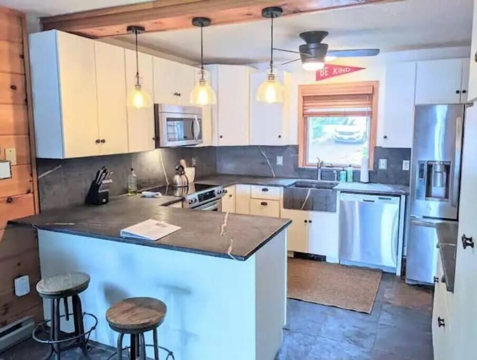 A fully equipped kitchen to meals for your friends and family.