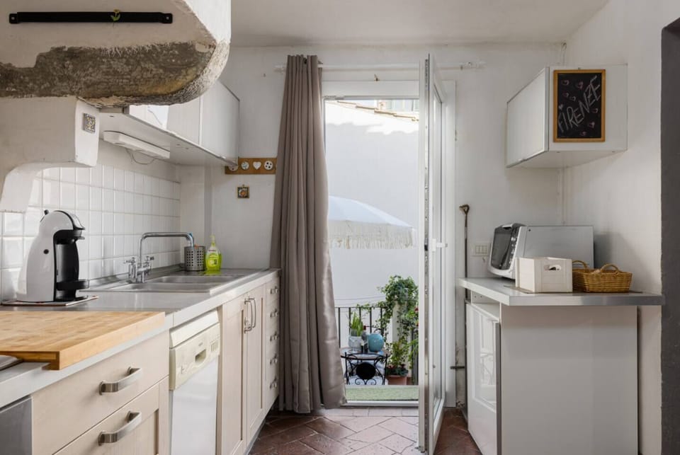 “La casa delle ore liete con terrazza”– Eleganza e comfort nel centro di Firenze La Casa delle ore liete è un appartamento che unisce eleganza, funzionalità e un’atmosfera accogliente, perfetto per coppie, famiglie o piccoli gruppi di amici. La spazi (18)