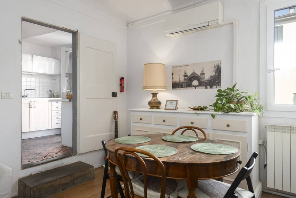 “La casa delle ore liete con terrazza”– Eleganza e comfort nel centro di Firenze La Casa delle ore liete è un appartamento che unisce eleganza, funzionalità e un’atmosfera accogliente, perfetto per coppie, famiglie o piccoli gruppi di amici. La spazi (11)