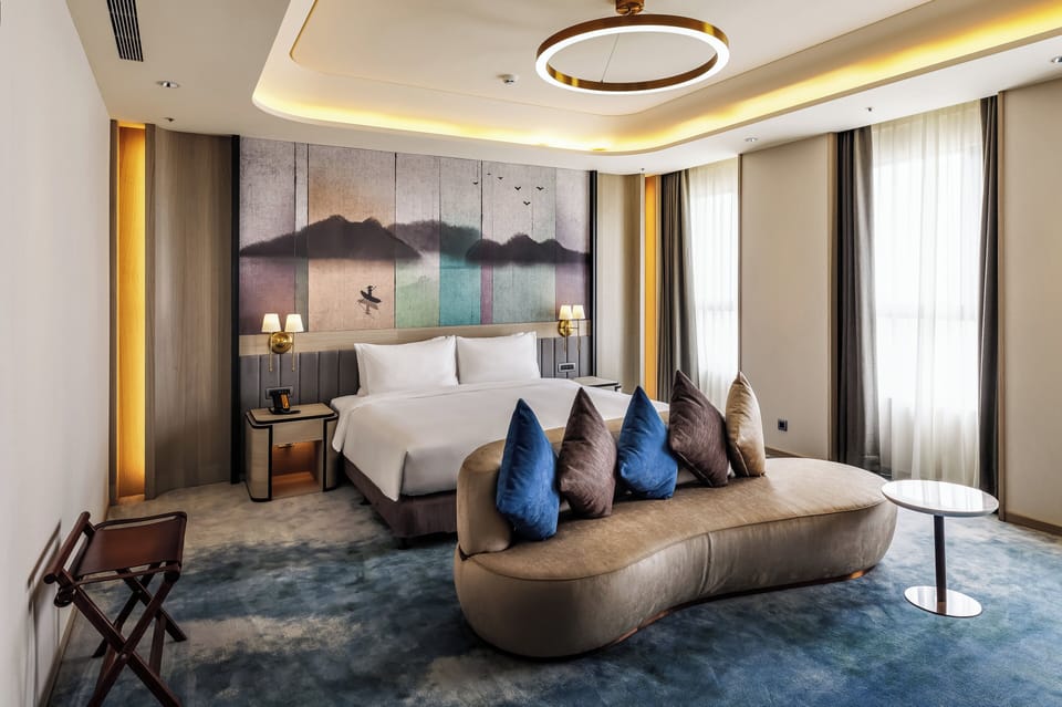 Hypo-allergenic bedding, minibar, in-room safe, desk