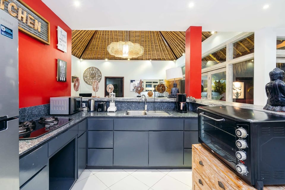 Basic Villa | Private kitchen | Fridge, microwave, stovetop, toaster
