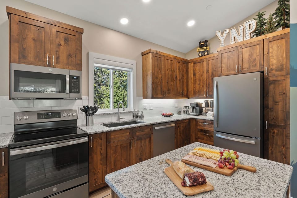 The kitchen is clean and well organized, making it easy to prepare meals or pack lunches for a day in Yellowstone. The island provides additional space for meal prep. Guests often say the kitchen had “everything we needed.”