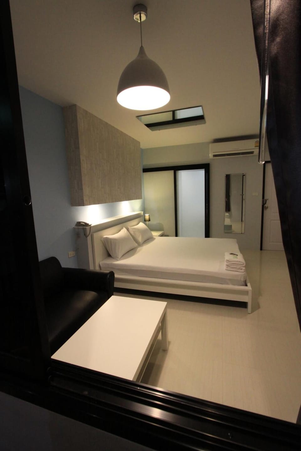 Hypo-allergenic bedding, desk, soundproofing, free WiFi