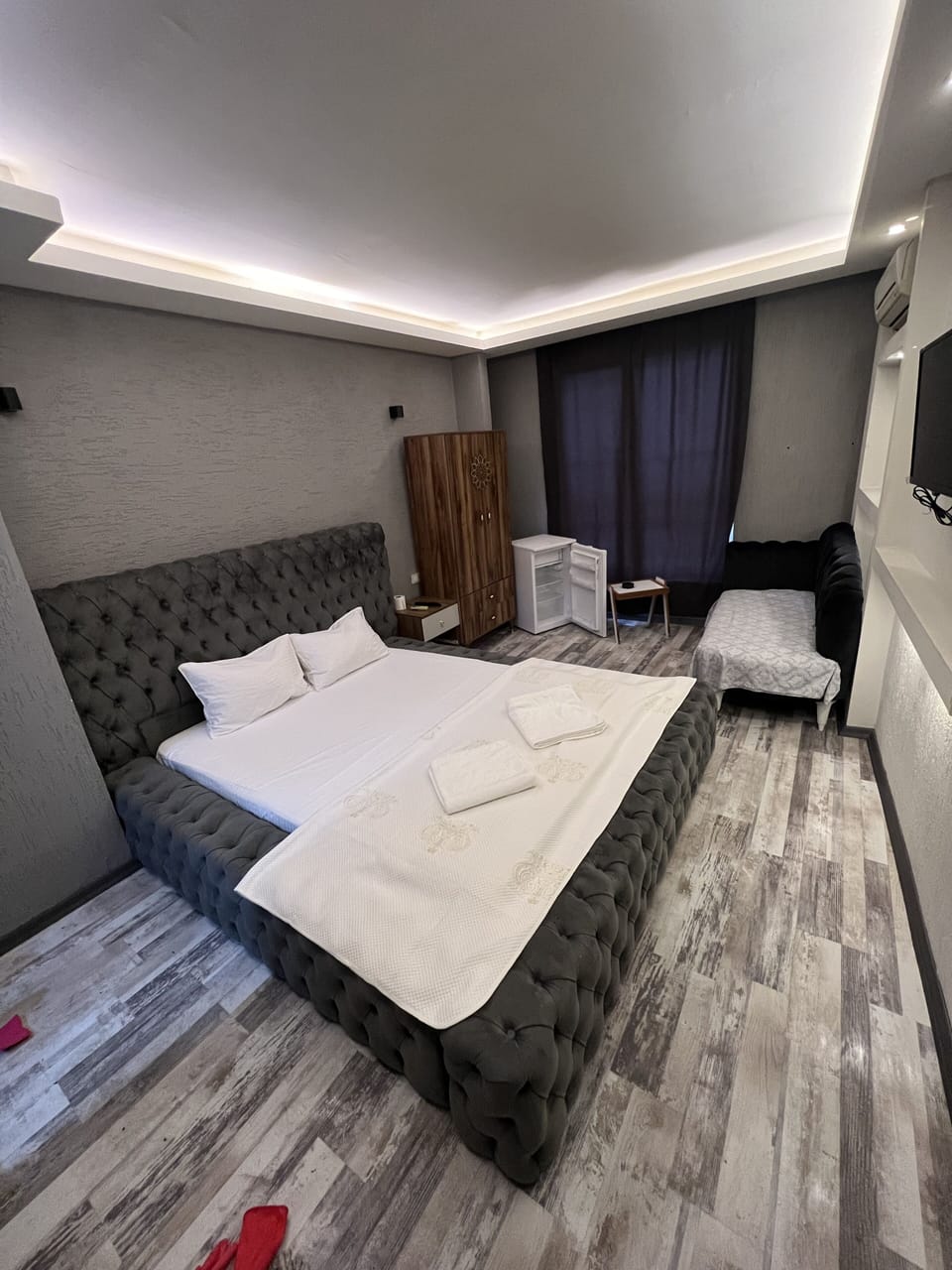 Room | Bathroom | Free toiletries, bathrobes, slippers