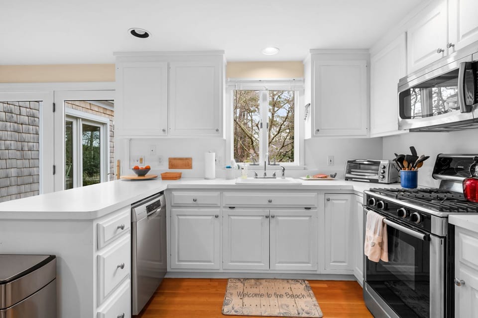 Welcoming white kitchen - 853 Route 28 Harwich Port Cape Cod - Sandy Spot