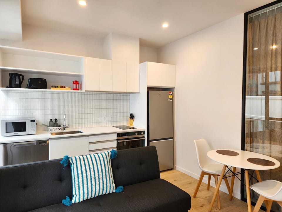 City Apartment | Private kitchen | Fridge, microwave, oven, stovetop