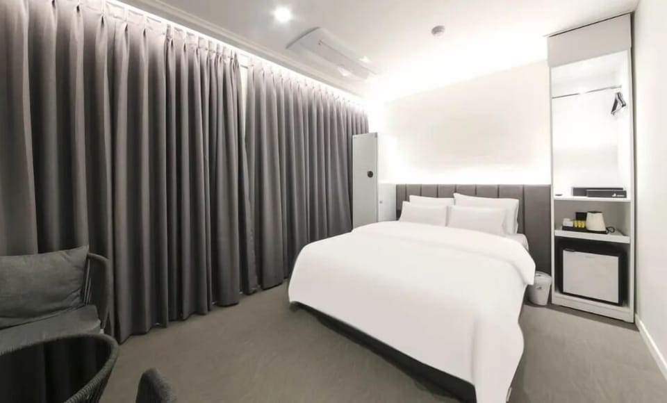 Deluxe Room | Hypo-allergenic bedding, memory foam beds, desk, free WiFi