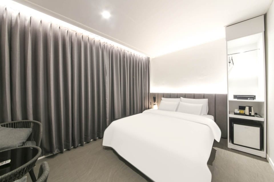 Hypo-allergenic bedding, memory foam beds, desk, free WiFi