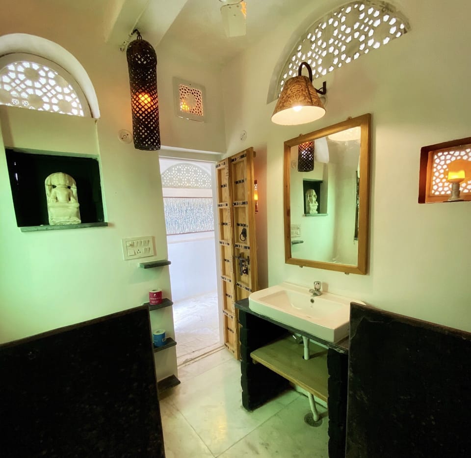 Deluxe Double or Twin Room, Mountain View | Bathroom | Free toiletries