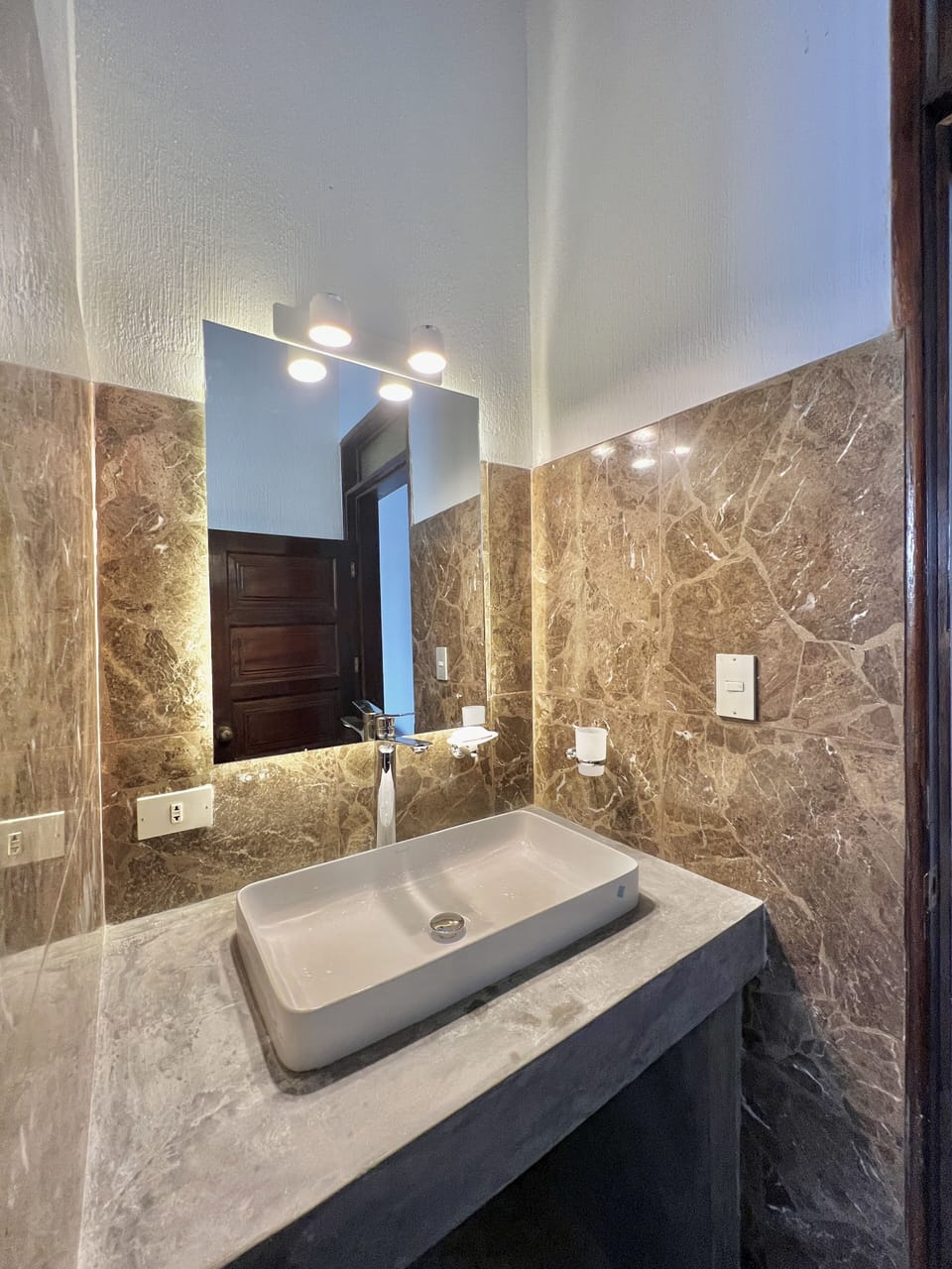 Business Studio Suite | Bathroom | Shower, towels
