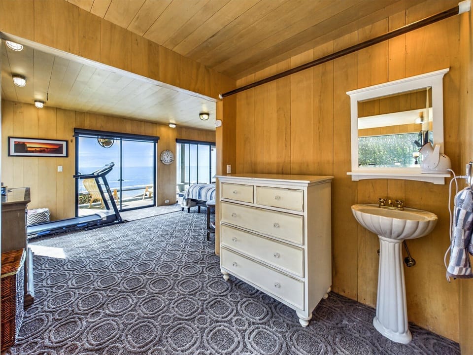 Sink in primary bedroom