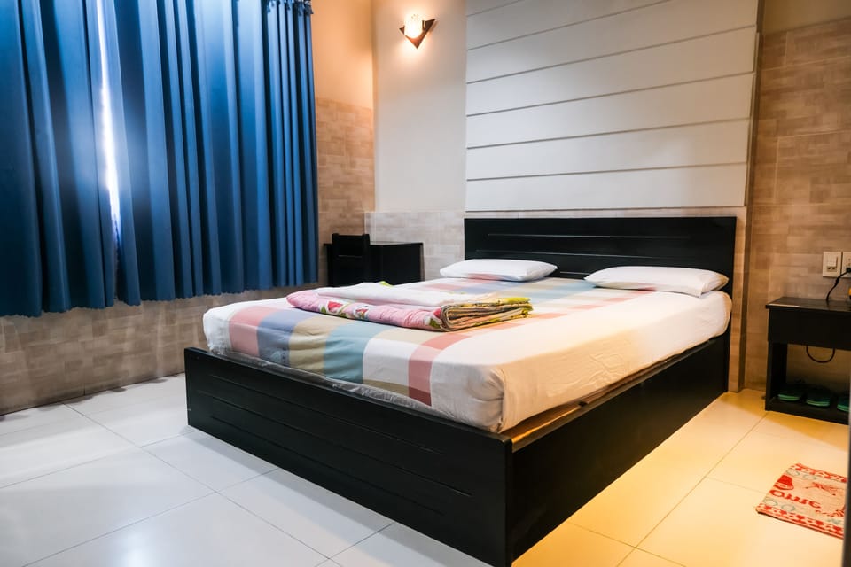 VIP Room with Bathtub, Street View | Desk, soundproofing, bed sheets