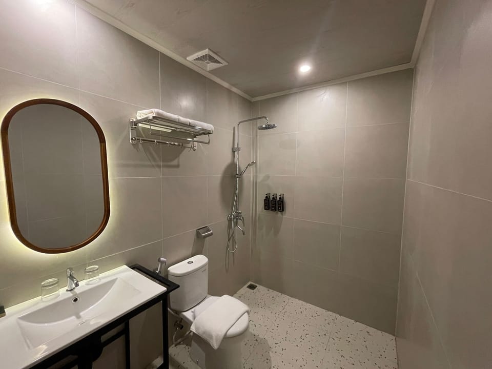 Superior Twin Room | Bathroom | Hair dryer, slippers