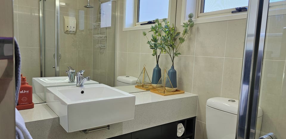 Bendigo Skyline Luxury One Bedroom Apartment | Bathroom | Shower, towels