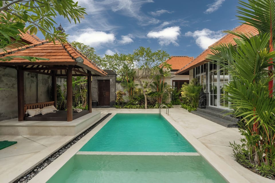 Outdoor pool, free cabanas, sun loungers
