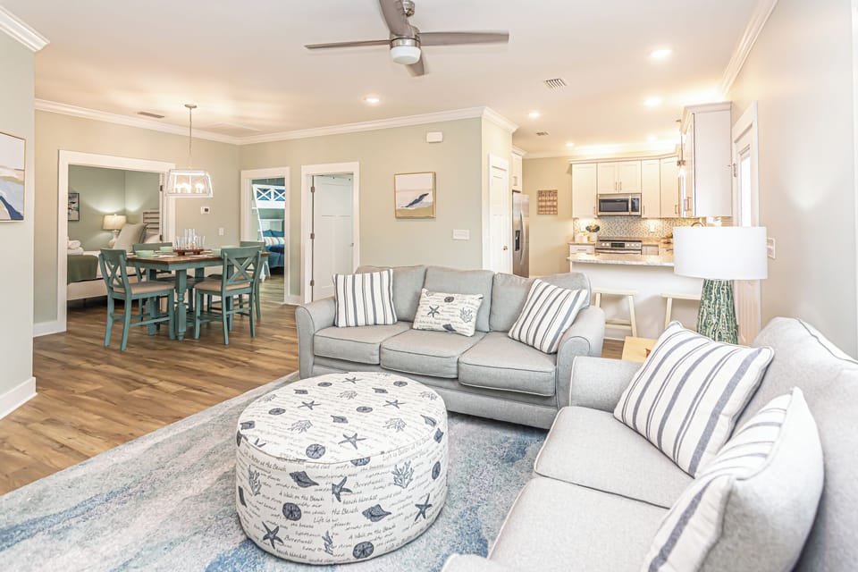 House, 3 Bedrooms, Smoking, Pool View | Living room | Books