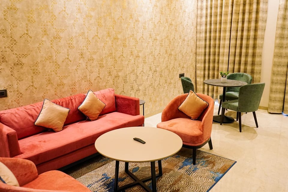 Suite | In-room safe, desk, laptop workspace, soundproofing