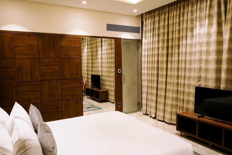 Suite | Bathroom | Combined shower/tub, free toiletries, hair dryer, bathrobes
