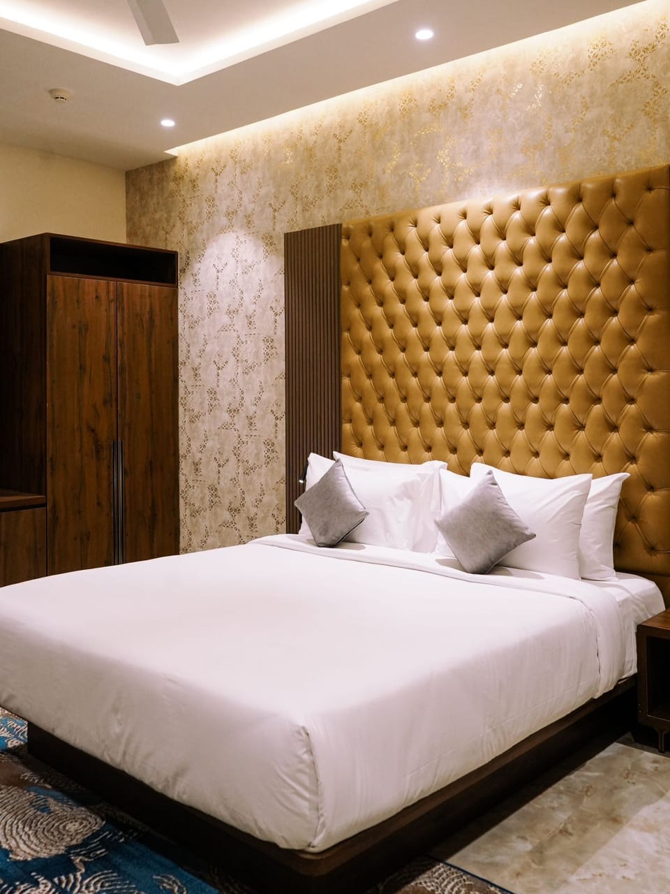 Suite | In-room safe, desk, laptop workspace, soundproofing