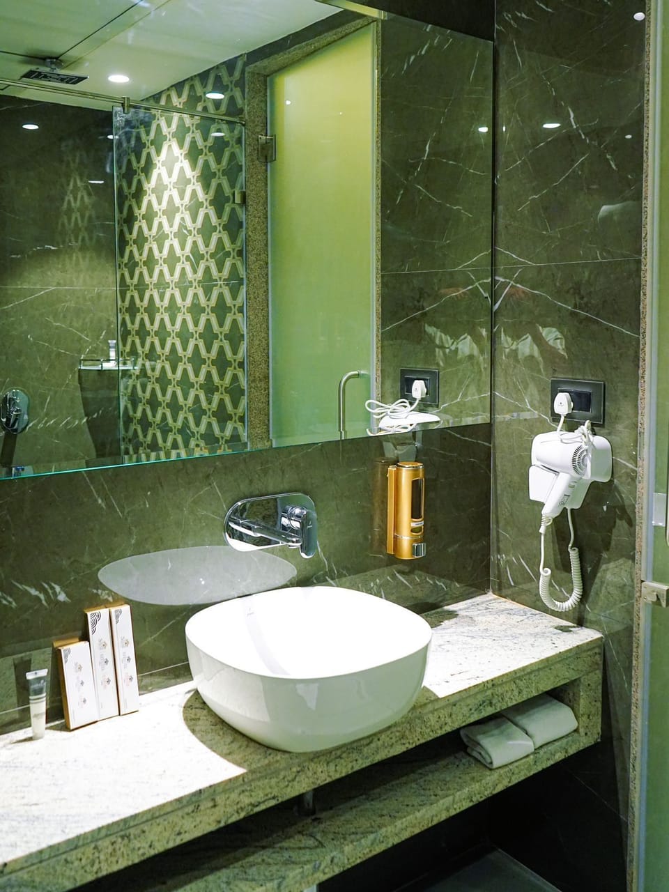 Deluxe Room, Multiple Bedrooms, City View | Bathroom | Combined shower/tub, free toiletries, hair dryer, bathrobes