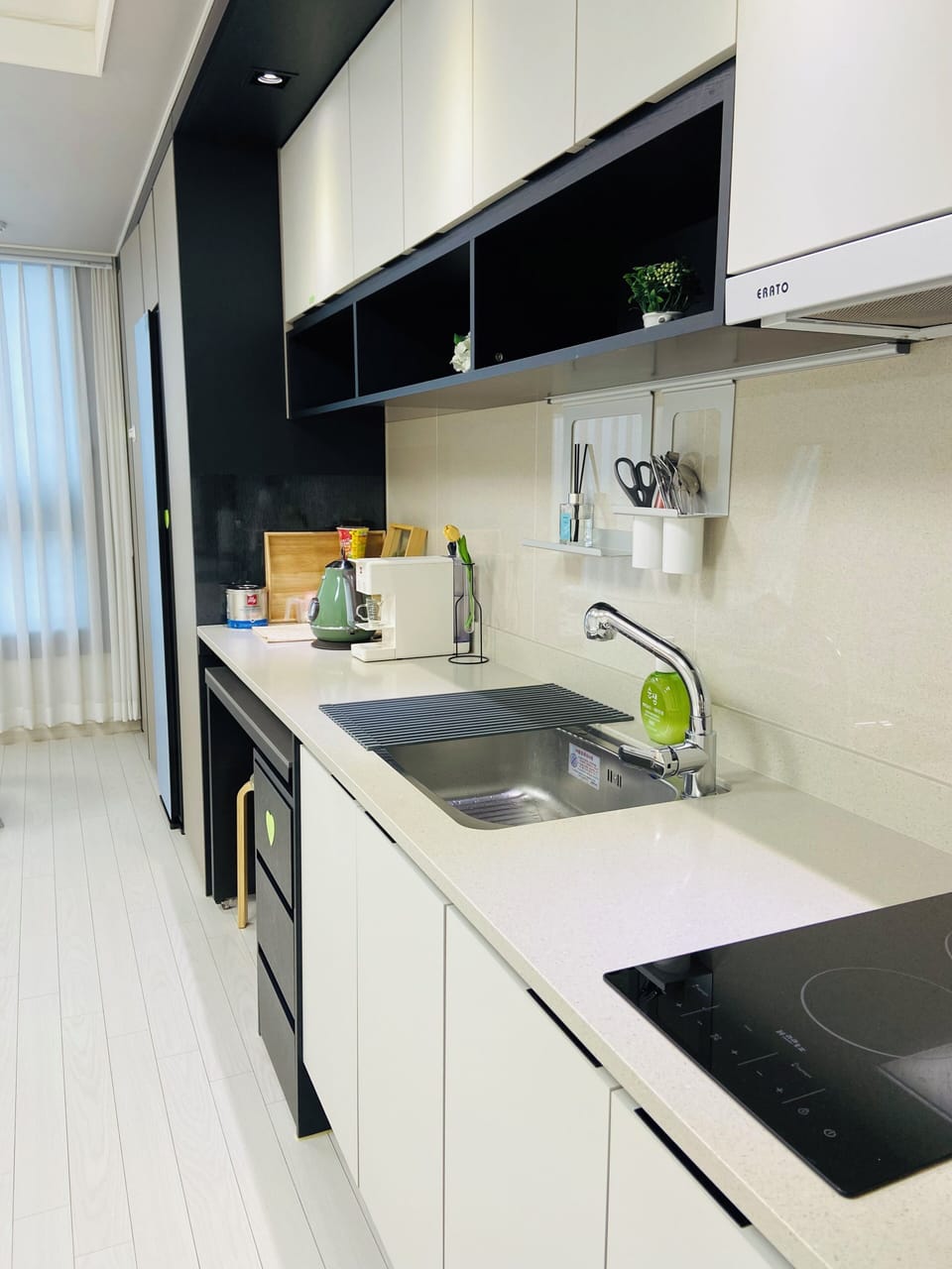 Hees Signature | Private kitchen | Coffee/tea maker, full-size fridge, microwave, electric kettle