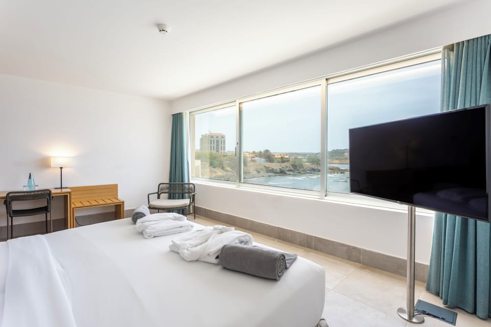 Deluxe Room, Sea View | Minibar, in-room safe, iron/ironing board (on request), WiFi (free)
