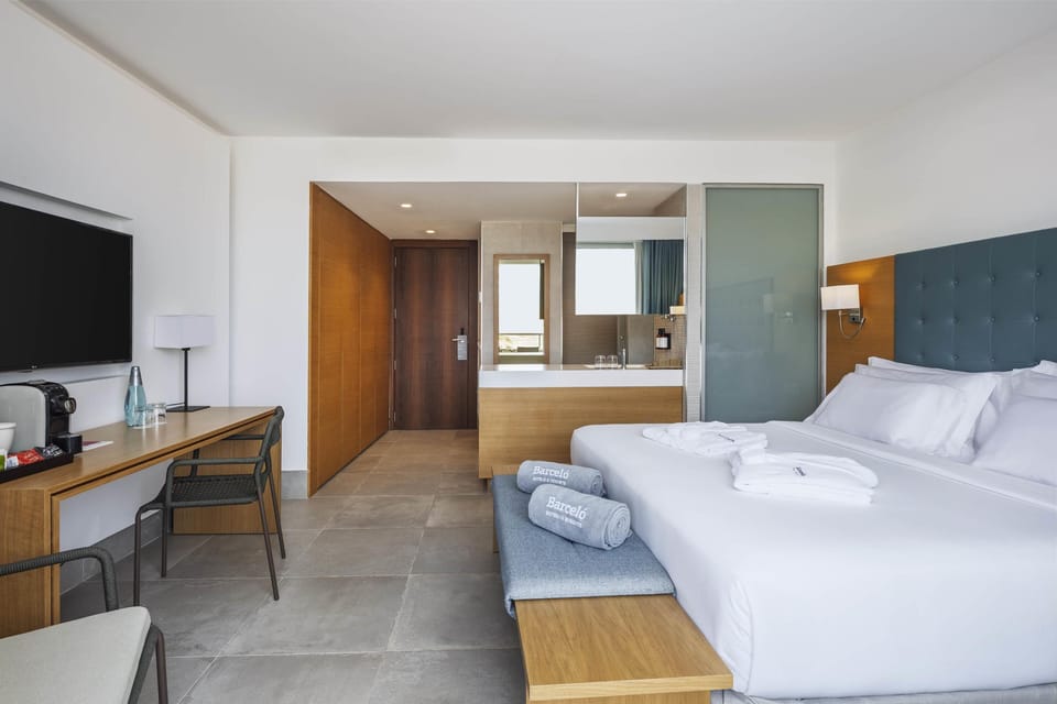 Deluxe Room | Minibar, in-room safe, iron/ironing board (on request), WiFi (free)