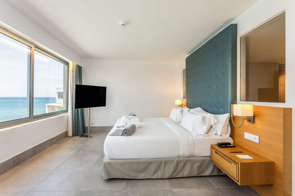 Deluxe Room, Sea View | Minibar, in-room safe, iron/ironing board (on request), WiFi (free)