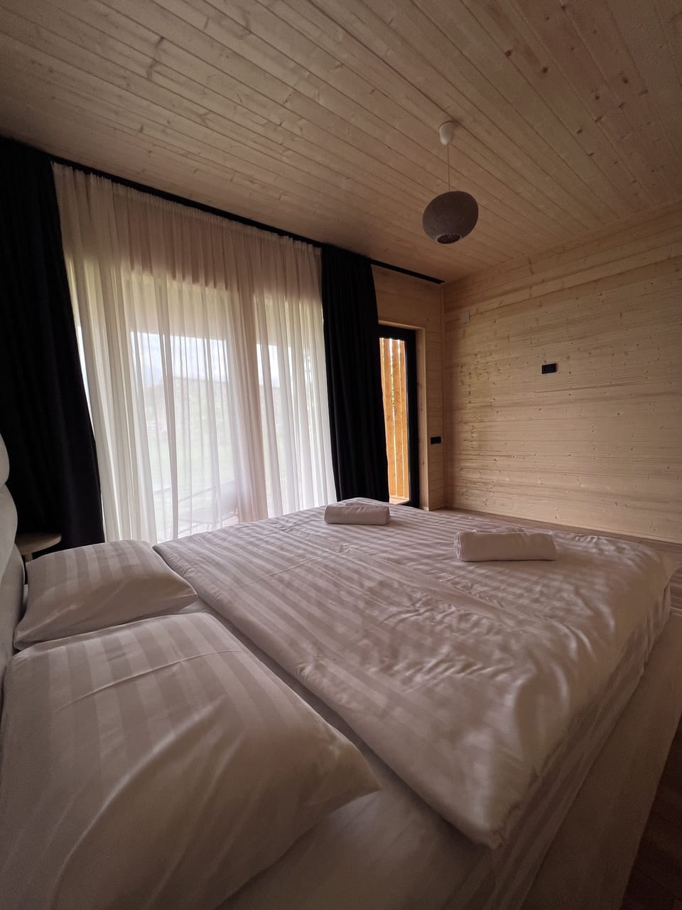1 bedroom, hypo-allergenic bedding, desk, free WiFi