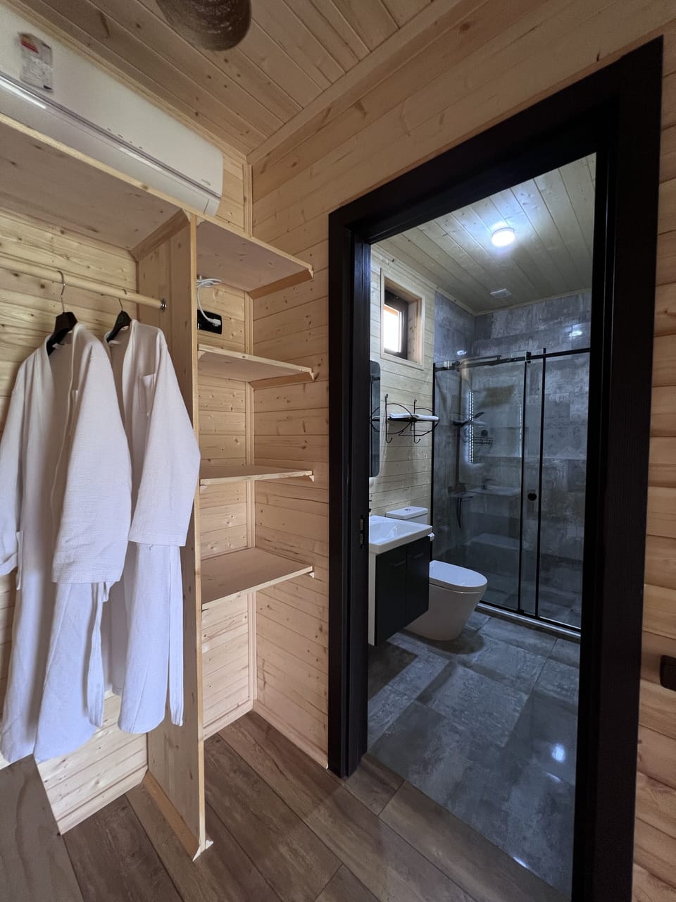 Shower, rainfall showerhead, free toiletries, hair dryer