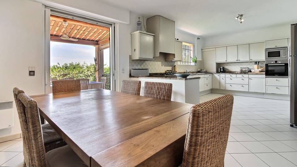 Kitchen dining 