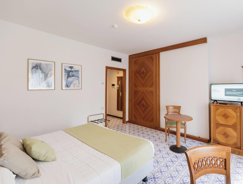 Comfort Room | 1 bedroom, minibar, in-room safe, desk