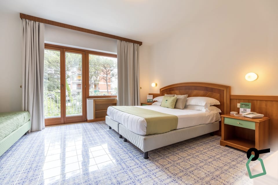 Comfort Room | 1 bedroom, minibar, in-room safe, desk