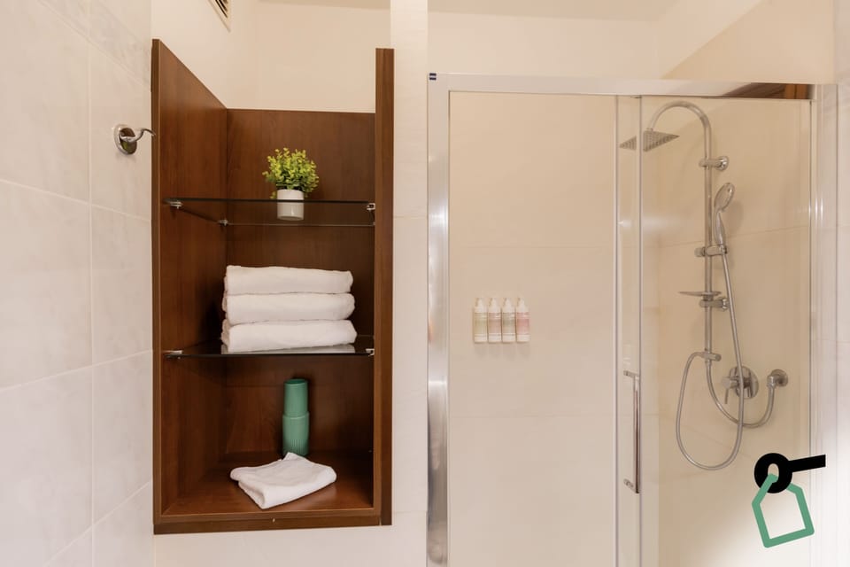 Comfort Room | Bathroom | Free toiletries, hair dryer, towels