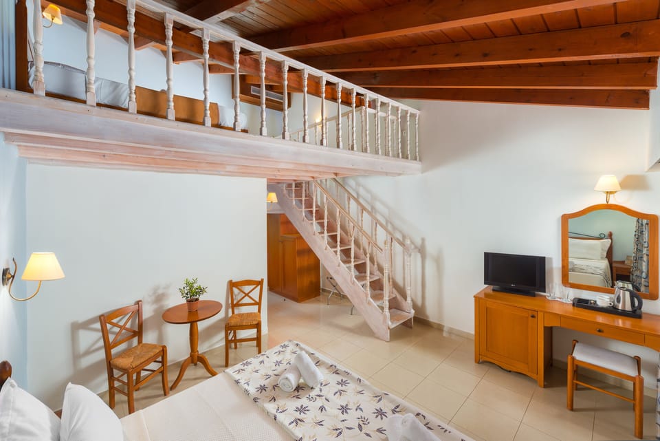 Family Room | Desk, soundproofing, free WiFi, bed sheets
