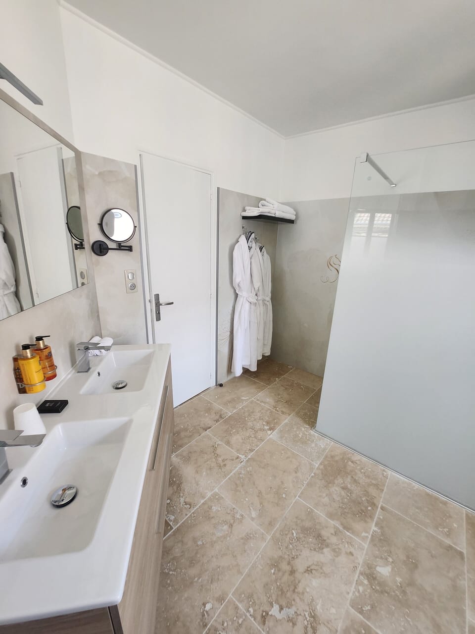 Exclusive Room | Bathroom | Shower, designer toiletries, hair dryer, bathrobes
