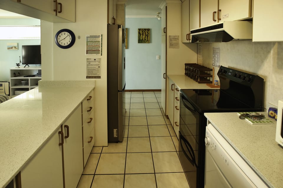 Comfort House | Private kitchen | Full-size fridge, microwave, oven, stovetop