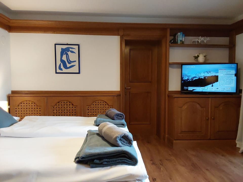 Quadruple Room, 2 Queen Beds, Non Smoking, Mountain View | WiFi (free)