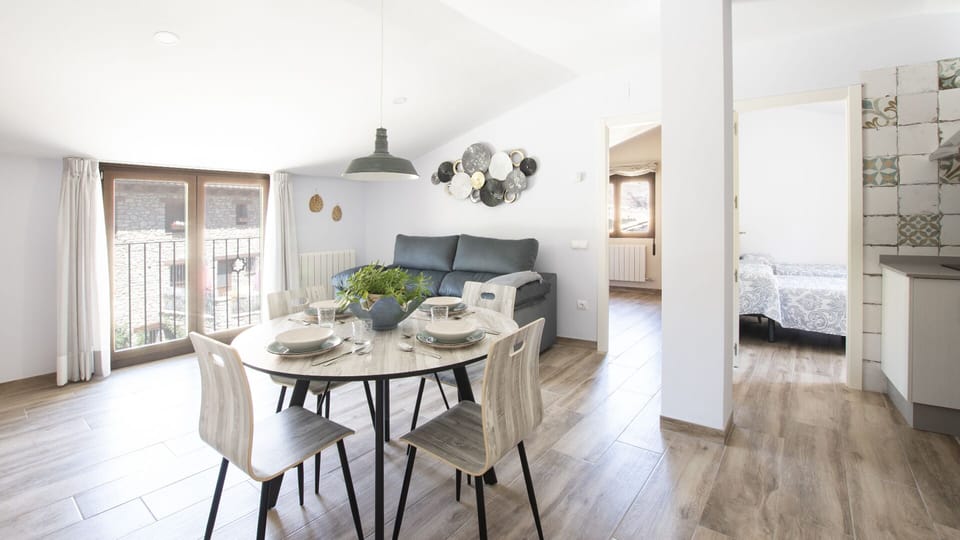Deluxe Apartment, City View | Bathroom | Shower, rainfall showerhead, hair dryer, towels