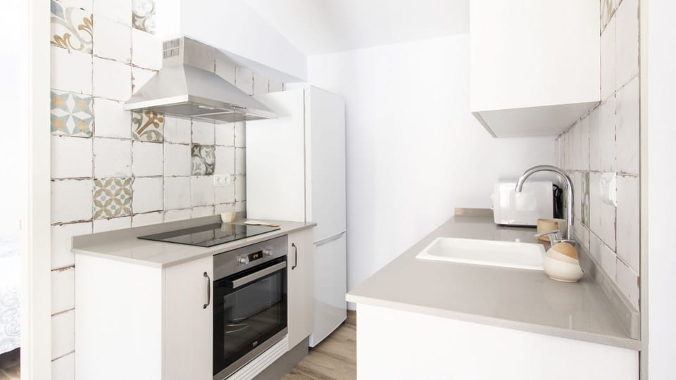 Deluxe Apartment, City View | Private kitchen | Full-size fridge, microwave, oven, stovetop