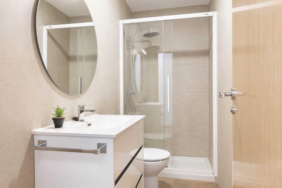 Honeymoon Apartment, Mountain View | Bathroom | Shower, rainfall showerhead, hair dryer, towels