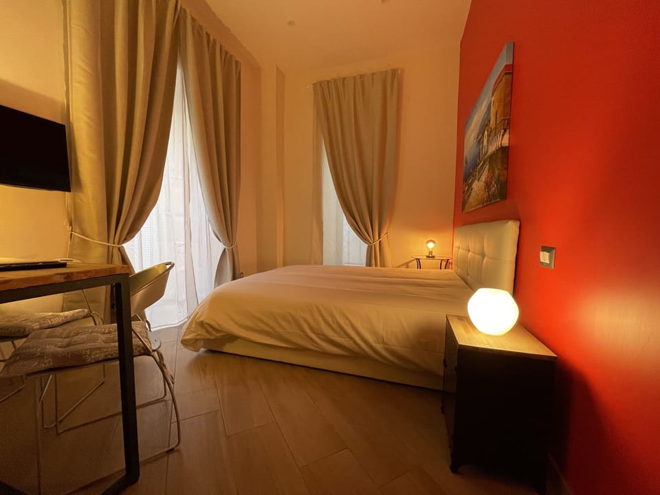 Stanza Rossa 1 | In-room safe, desk, blackout drapes, soundproofing