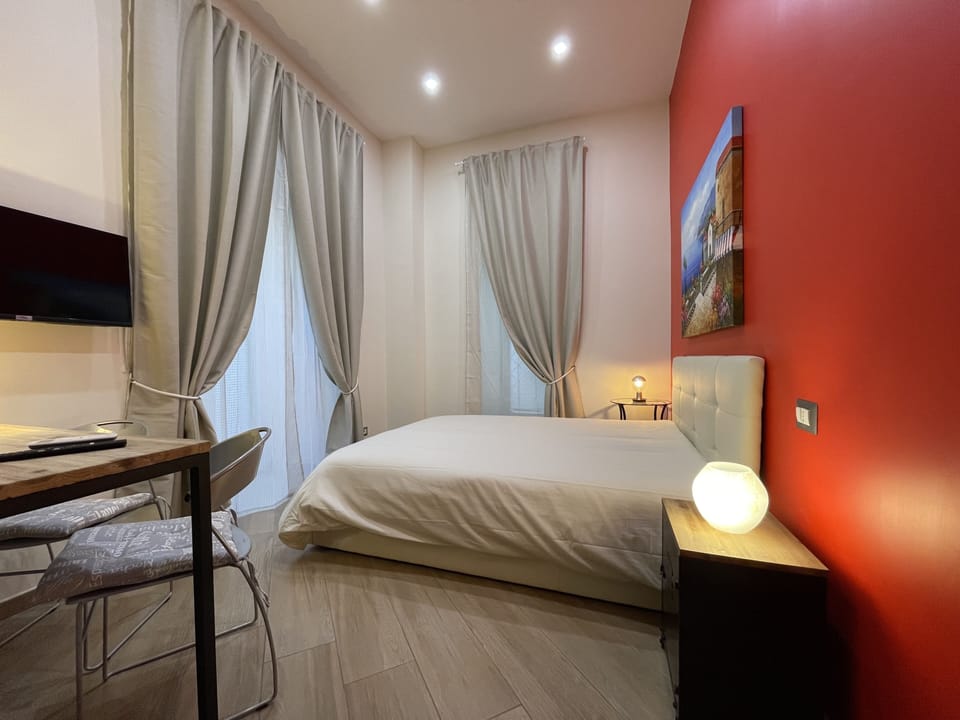 Stanza Rossa 1 | In-room safe, desk, blackout drapes, soundproofing