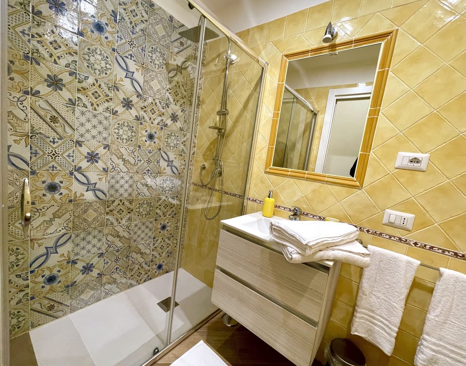 Stanza Gialla 2 | Bathroom | Free toiletries, hair dryer, bathrobes, bidet