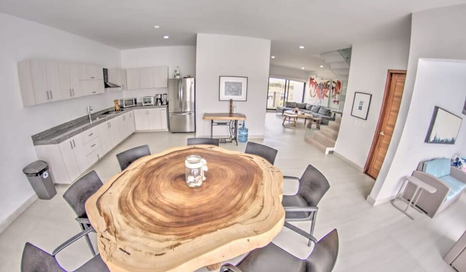 Dining table and fully equipped kitchen
