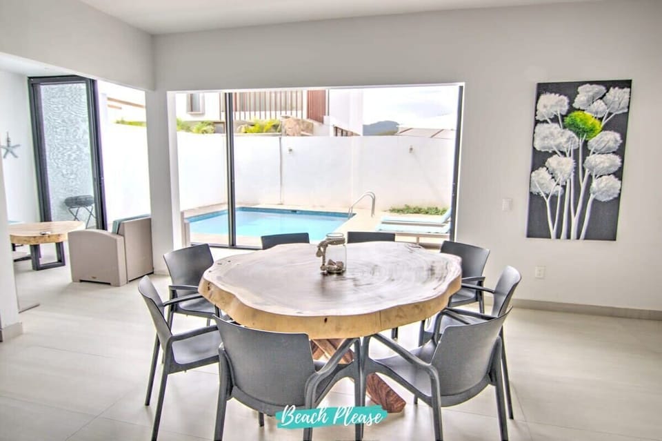 Dining table and fully equipped kitchen