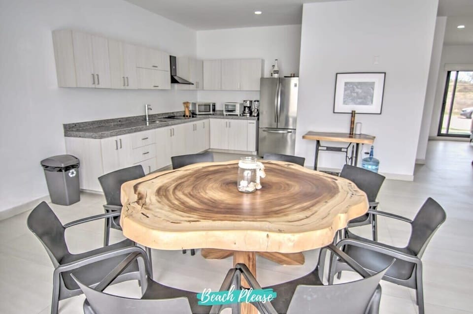 Dining table and fully equipped kitchen