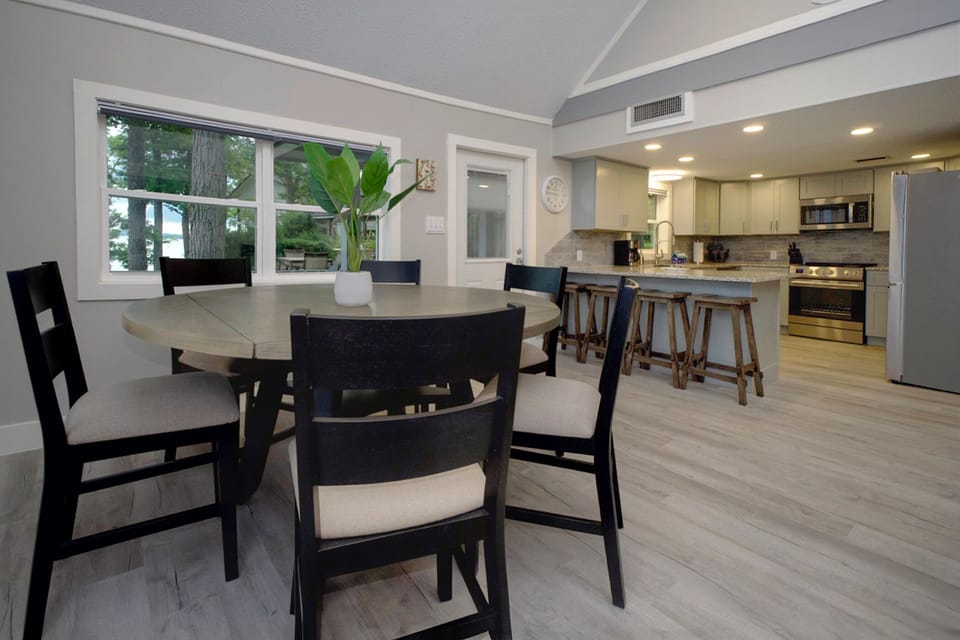 Dining Area with seating for 6 and additional seating for 4 at breakfast bar