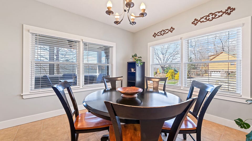 Breakfast nook with gorgeous views!