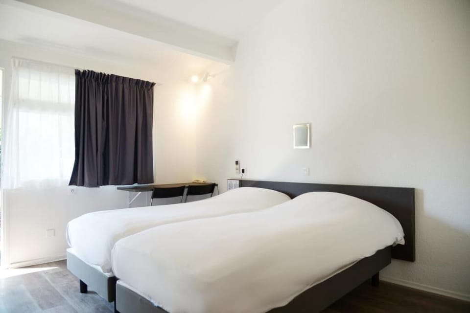 Classic Twin Room | Desk, free WiFi